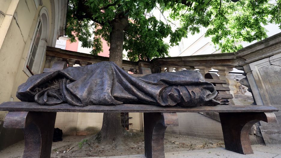 Warszawa. Rzeźba bezdomnego Chrystusa pod kościołem Kapucynów w Warszawie 