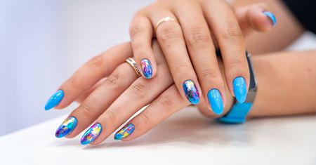 Paznokcie tie-dye. Modny manicure na jesień zachwyca energetyczną kolorystyką