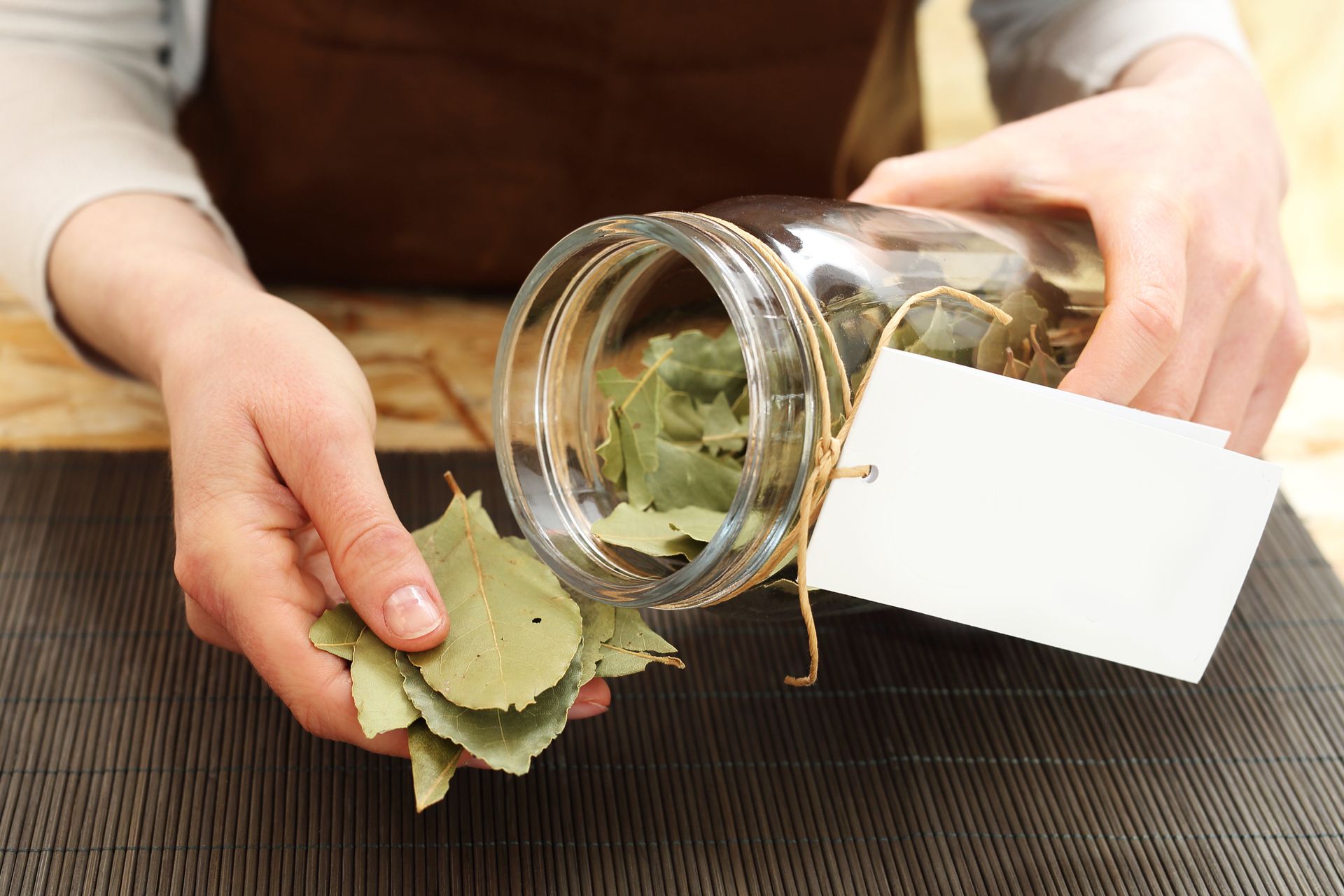 Liść laurowy może zepsuć rosół. Ten trik sprawia, iż bulion zawsze wychodzi klarowny i aromatyczny