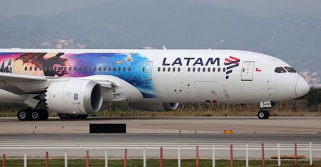 Awaria Boeinga 787 na Wyspie Wielkanocnej. Uszkodzone drzwi po kolizji