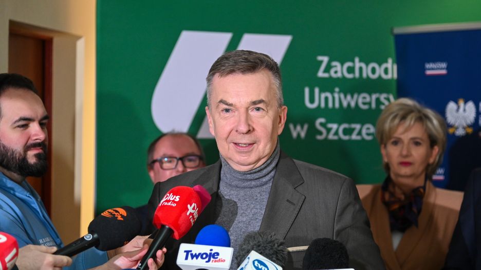 Szczecin, 18.11.2024. Minister nauki i szkolnictwa wyższego Dariusz Wieczorek (C) podczas konferencji prasowej w Domu Studenckim "Amicus" w Szczecinie, 18 bm. Konferencja dot. środków ministerialnych przekazanych na remonty akademików w Polsce, w tym na akademiki Zachodniopomorskiego Uniwersytetu Technologicznego. (jm) PAP/Marcin Bielecki