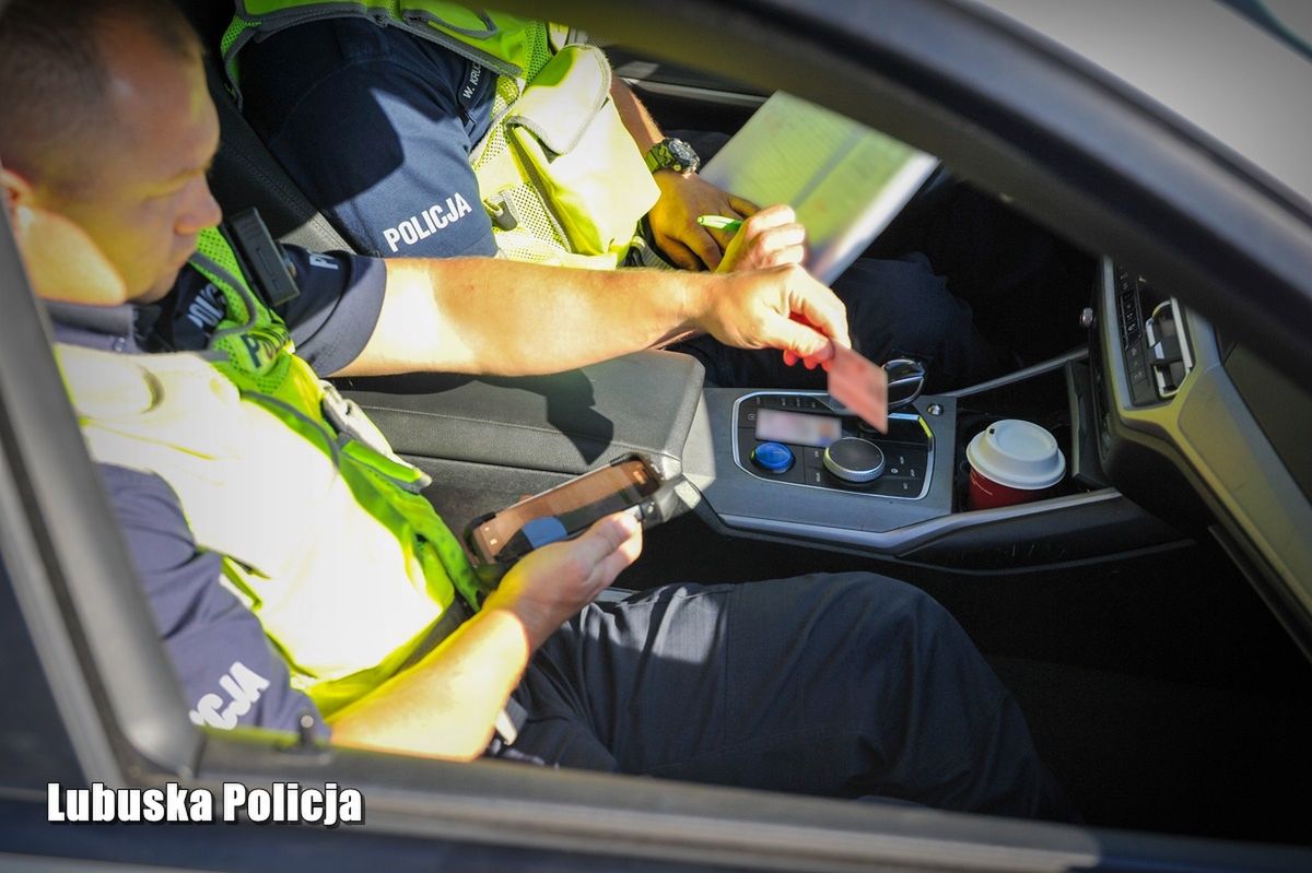 Z Jaką Prędkością Masz Obowiązek Jechać Na Autostradzie Czy za prędkość na autostradzie można stracić prawo jazdy? Zobacz