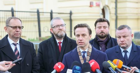 Konfederacja nerwowo kasuje wpisy. Ma kolejny problem
