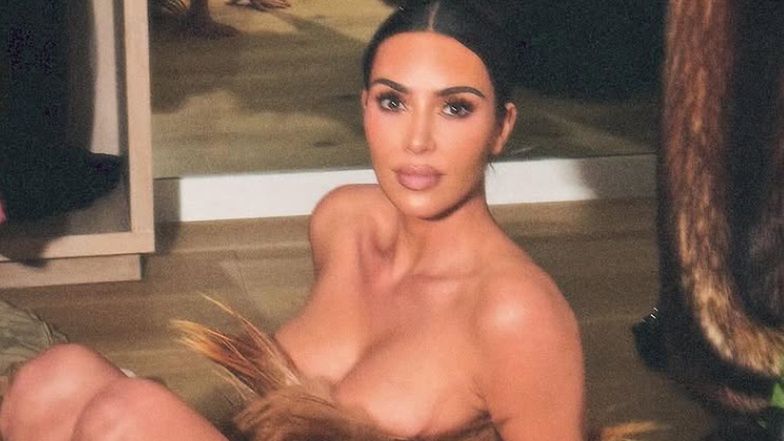 Prawie NAGA Kim Kardashian pozuje w samym futerku