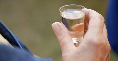 Szczepienie na COVID-19 a alkohol. Zbadano, czy osłabia efekt zastrzyku