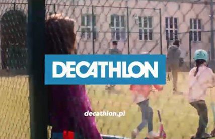 Decathlon promuje hulajnogi w kolejnej odsłonie kampanii "Jedyną zasadą jest przyjemność"
