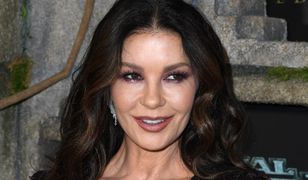 Catherine Zeta-Jones w prześwitach i koronkach. Zżyła się z serialową postacią?