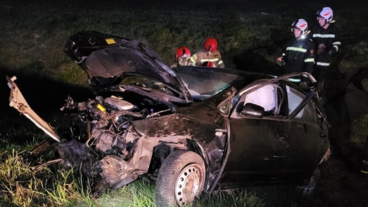 Toyota zjechała do rowu i uderzyła w skarpę na S17