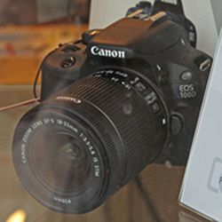 Canon EOS 100D to idealny aparat dla osób, które uwielbiają robić zdjęcia i kręcić filmy
