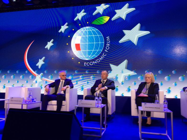 Henryk Baranowski, prezes PGE (z mikrofonem) przekonuje, że trudne jest przeniesienie wzoru miksu energetycznego z jednego kraju do drugiego.