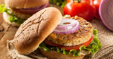 Opiekane burgery z indyka (93% mięsa, 7% tłuszczu)