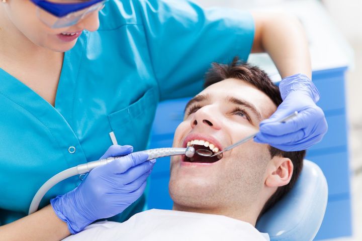 Ból zębów. Co może oznaczać? Domowe sposoby na ból zęba