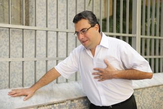 Ból w klatce piersiowej. O czym może świadczyć?