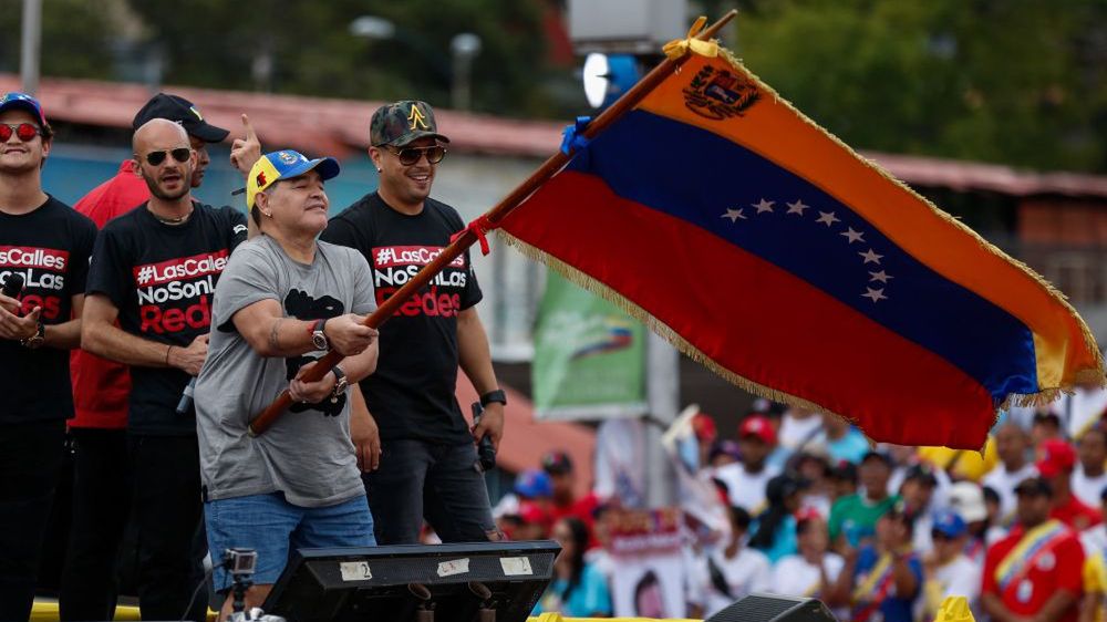 Zdjęcie okładkowe artykułu: PAP/EPA / Cristian Hernandez / Na zdjęciu: Diego Maradona z flagą Wenezueli