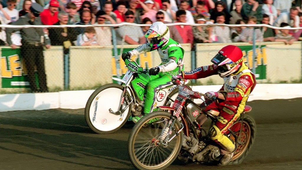 WP SportoweFakty / Jarosław Pabijan / Na zdjęciu: Simon Wigg (w kasku białym) podczas Benefisu Pera Jonssona w 1995 roku w Toruniu