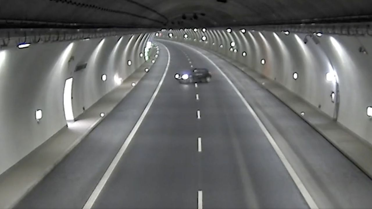 Zawracanie samochodem w tunelu na drodze S7 (zakopianka)