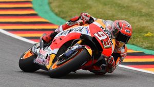 MotoGP: kolejne pole position Marca Marqueza, skręcona kostka Jorge Lorenzo