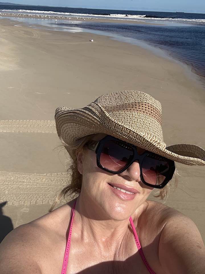 Danuta Martyniuk na plaży w Australii