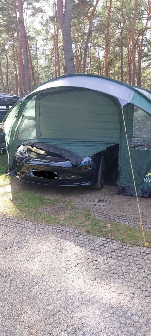 Tesla "ukryta" w namiocie