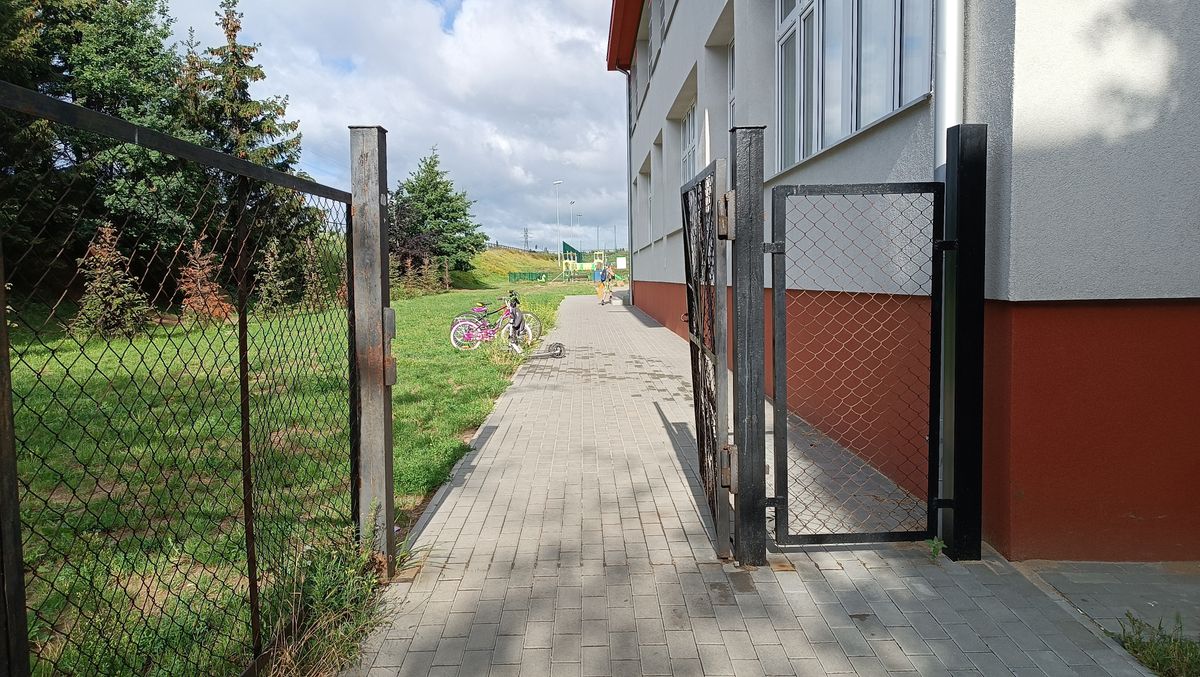 Półkolonie harcerskie odbywają się w tym roku w trzech szkołach w Gdańsku tylko w lipcu. W sierpniu dzieci nie wejdą przez tę bramkę na zajęcia wakacyjne