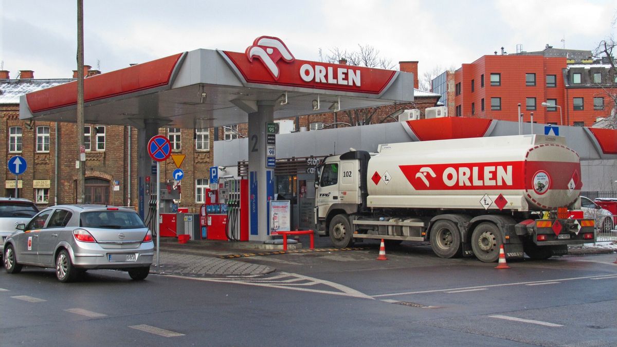 Stock Marek Bazak
PHOTO: ZOFIA I MAREK BAZAK / EAST NEWS   Warszawa N/Z Stacja paliw PKN Orlen - dostawa paliwa,  autocysterna do transportu paliw plynnych
ZOFIA BAZAK