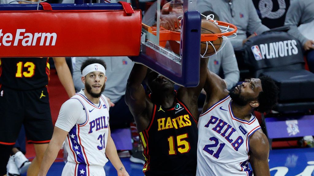 Zdjęcie okładkowe artykułu: Getty Images /  Tim Nwachukwu / Na zdjęciu: Clint Capela (nr 15) oraz Joel Embiid (nr 21)