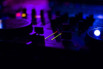 Festiwal muzyki techno na Górze Szybowcowej! Już wkrótce cała kotlina będzie tańczyć!
