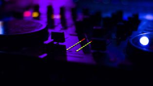 Festiwal muzyki techno na Górze Szybowcowej! Już wkrótce cała kotlina będzie tańczyć!