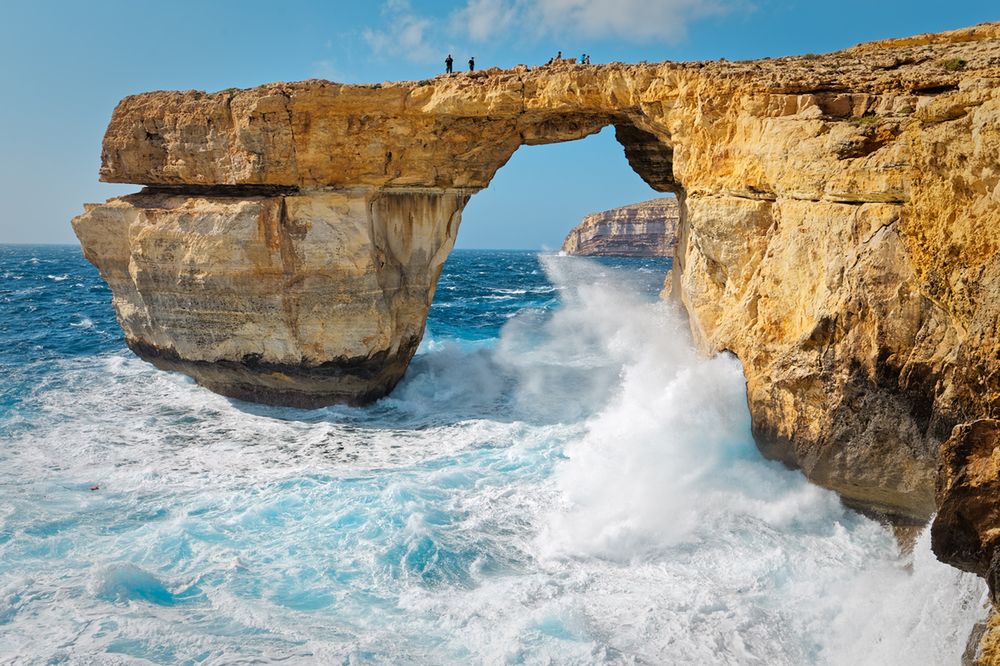 Lazurowe Okno na Malcie nie istnieje. Zobacz więc Łuk Manneporte we Francji i jaskinię Benagil w Portugalii