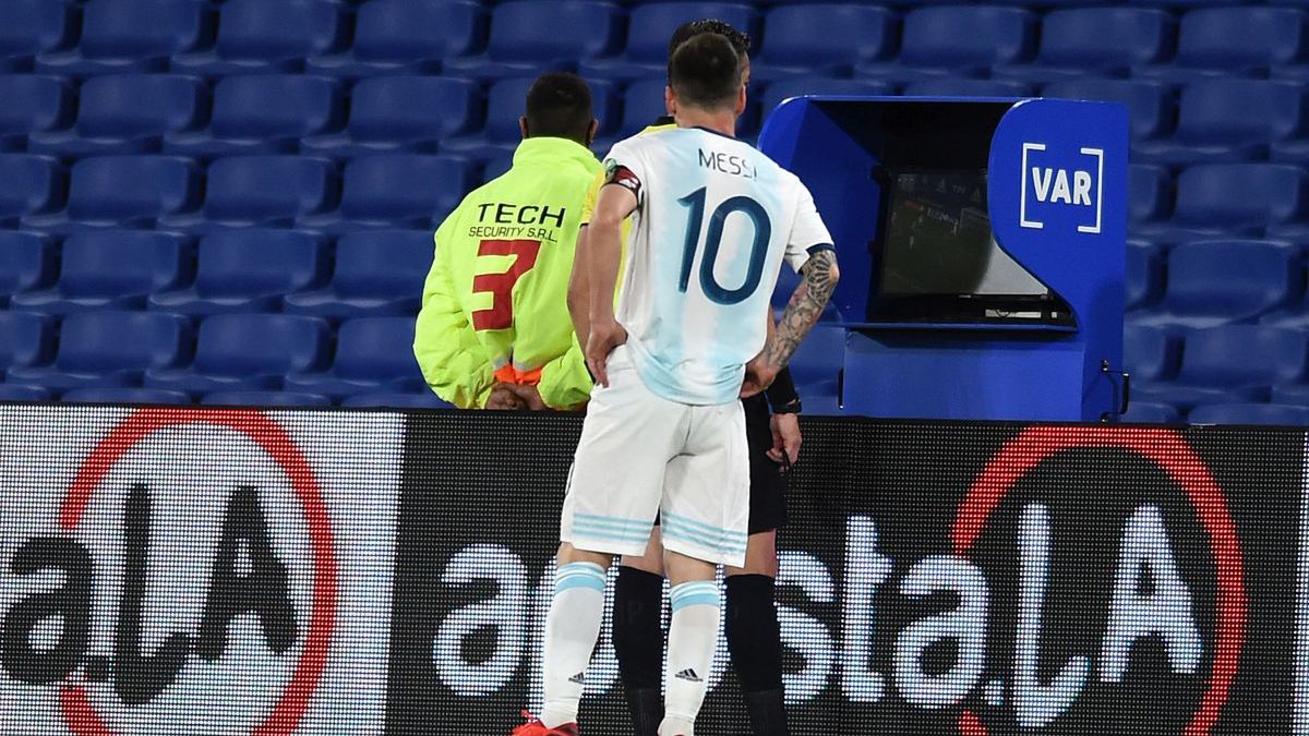 Lionel Messi zerka w monitor VAR po golu w meczu Argentyna - Paragwaj
