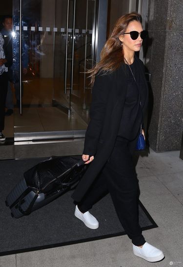 Jessica Alba w ciąży na lotnisku