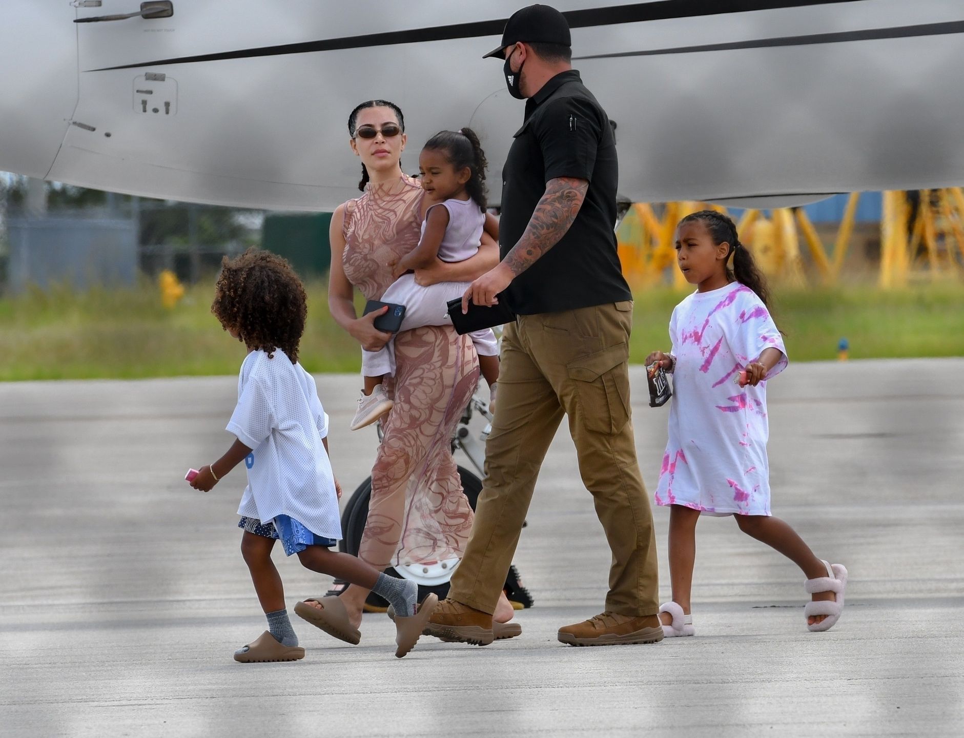 Kim, Kanye i ich dzieci na lotnisku w Malibu