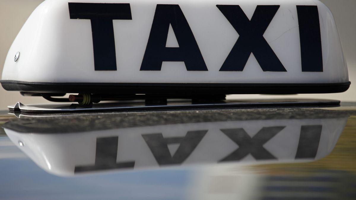 Taxi
Bia�ystok, 16.09.2014. W najbli�szy czwartek, 18 bm. planowany jest przejazd kolumny oko�o 150 taks�wek ulicami Bia�egostoku. Akcja protestacyjna ma na celu zwr�cenie uwagi na problem zakazu poruszania si� taks�wek buspasami. (ar/awol) PAP/Artur Reszko
Artur Reszko
akcja protestacyjna, Bia�ystok, buspas, kogut, logo, oznakowanie, taks�wka, taxi, znka, znak