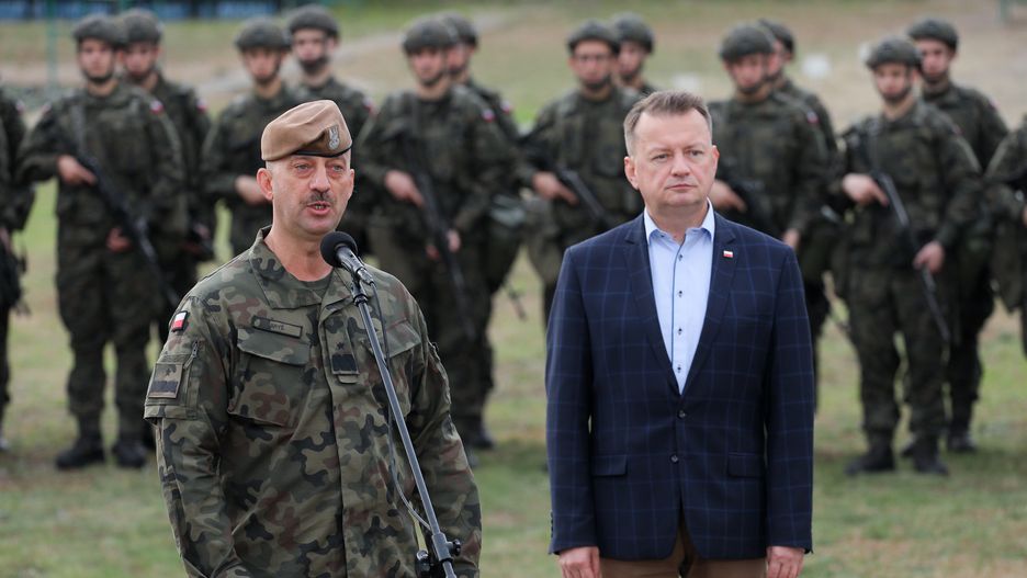 Warszawa, 12.10.2023. Minister obrony narodowej Mariusz Błaszczak (P) i szef Centralnego Wojskowego Systemu Rekrutacji gen. Mirosław Bryś (L) podczas spotkania z żołnierzami dobrowolnej zasadniczej służby wojskowej na terenie 1. Warszawskiej Brygady Pancernej w Warszawie-Wesołej, 12 bm. (ad) PAP/Paweł Supernak