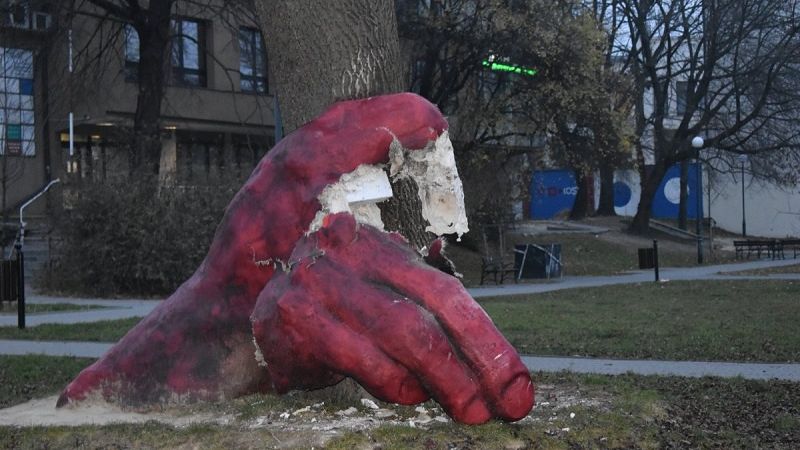 Uszkodzona instalacja artystyczna "Czarcia Łapa" na Placu Lecha Kaczyńskiego