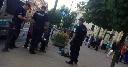 Śmierć na ul. Narutowicza. Kobieta leżała na ławce, nikt nie reagował