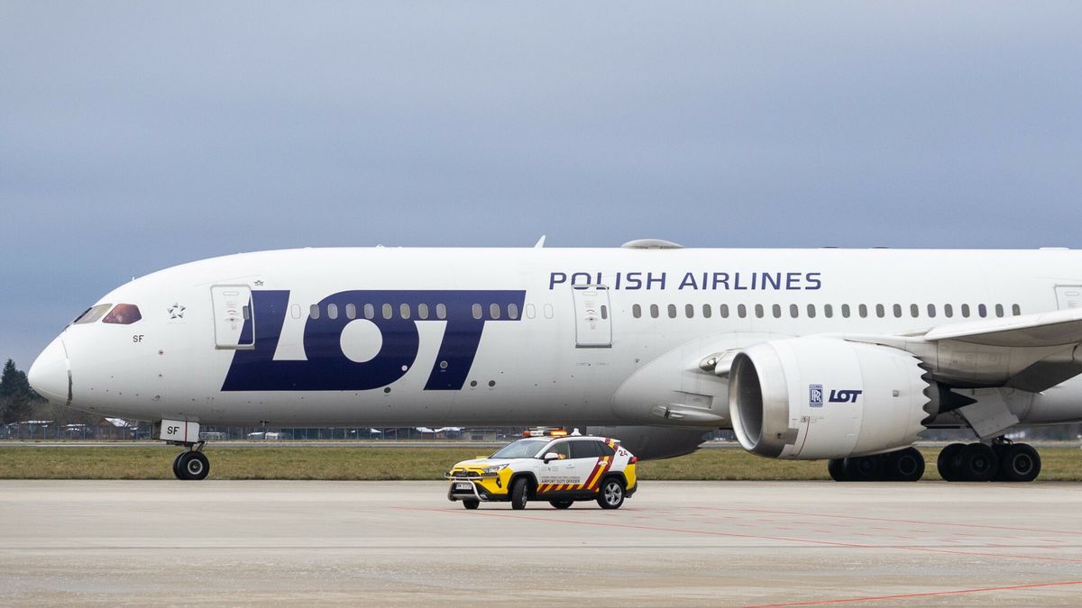 Linie lotnicze LOT odwołały dwa rejsy po informacjach o ataku Iranu na Izrael