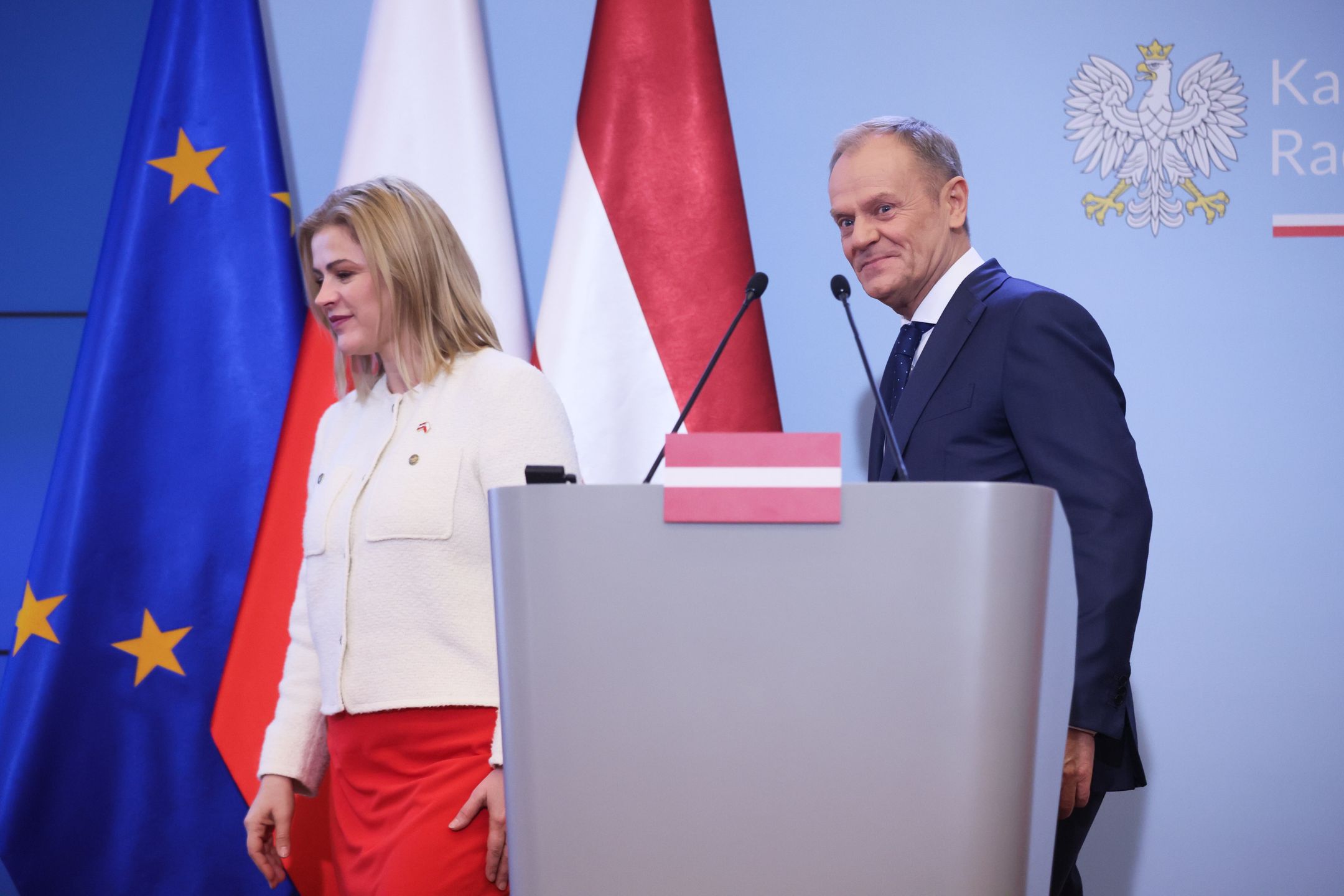 Warszawa, 29.02.2024. Premier Donald Tusk (P) oraz premier Łotwy Evika Silina (L) na wspólnej konferencji prasowej w siedzibie Kancelarii Prezesa Rady Ministrów w Warszawie, 29 bm. (aldg) PAP/Leszek Szymański