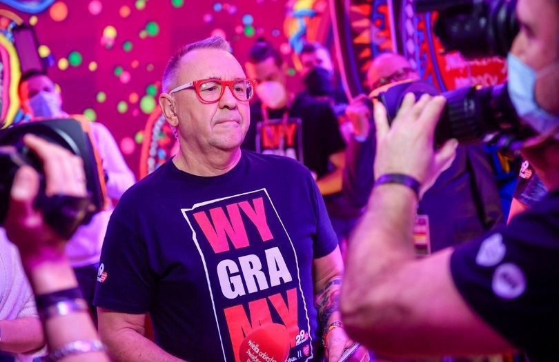 Prezenterka pogody w TVP zwolniona przez serduszko WOŚP na bluzce