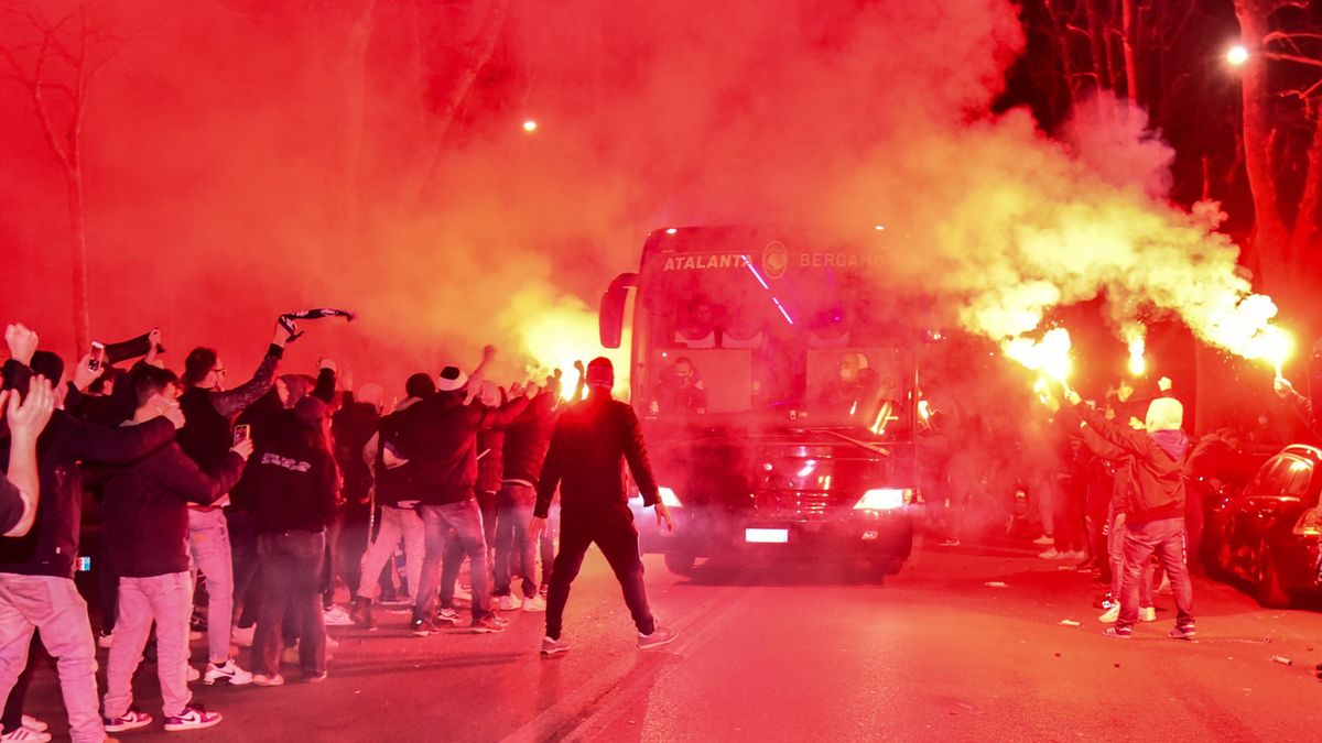 PAP/EPA / PAOLO MAGNI / Na zdjęciu: kibice Atalanty Bergamo