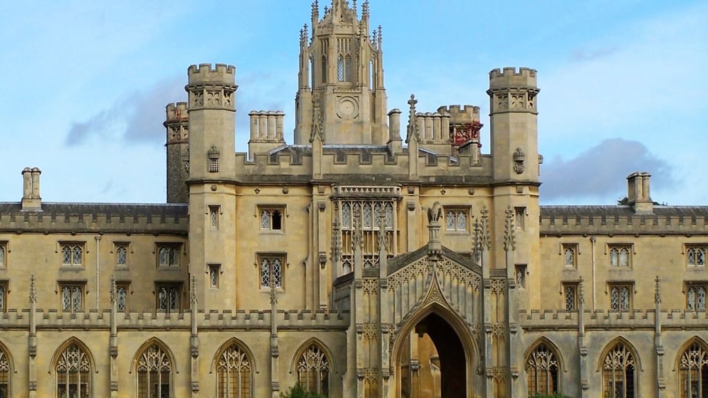 Uniwersytet w Cambridge odmieniony. Znajdujące się na nim figury otrzymały czapki Mikołaja 1