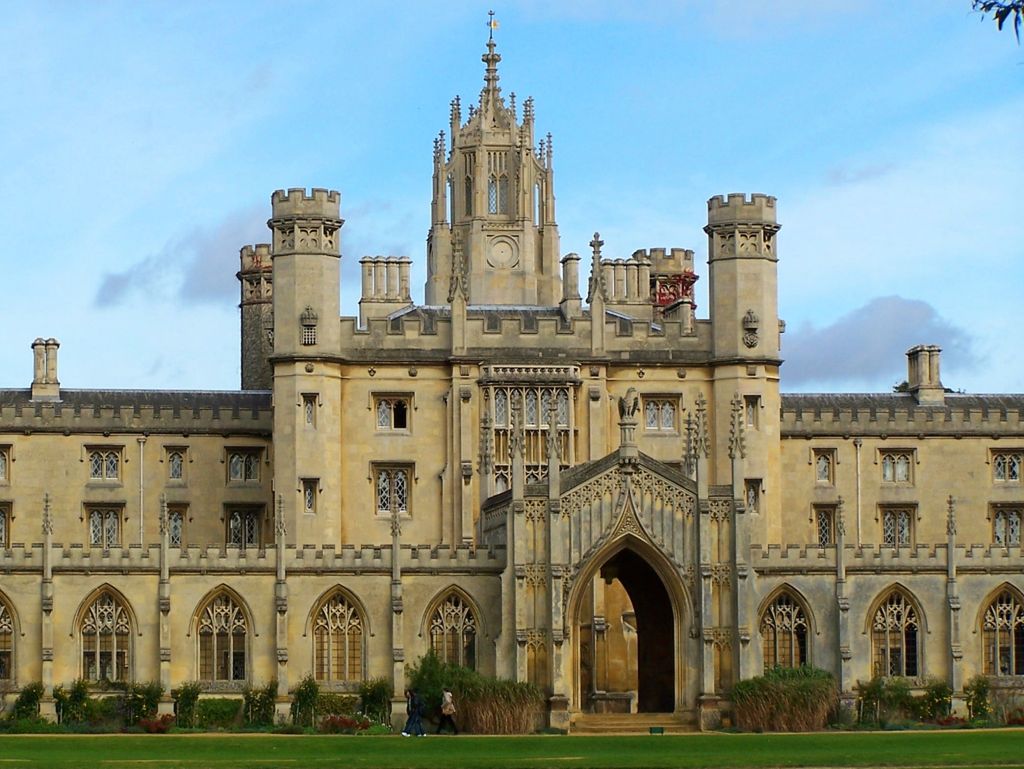 Uniwersytet w Cambridge odmieniony. Znajdujące się na nim figury otrzymały czapki Mikołaja 1