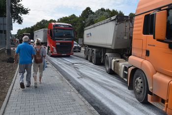 Tarnów: Duże utrudnienia przy wjeździe. Kładą asfalt na Tuchowskiej. Zaniepokojeni zmianami mieszkańcy mają petycję dla prezydenta