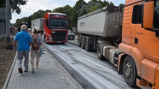 Tarnów: Duże utrudnienia przy wjeździe. Kładą asfalt na Tuchowskiej. Zaniepokojeni zmianami mieszkańcy mają petycję dla prezydenta