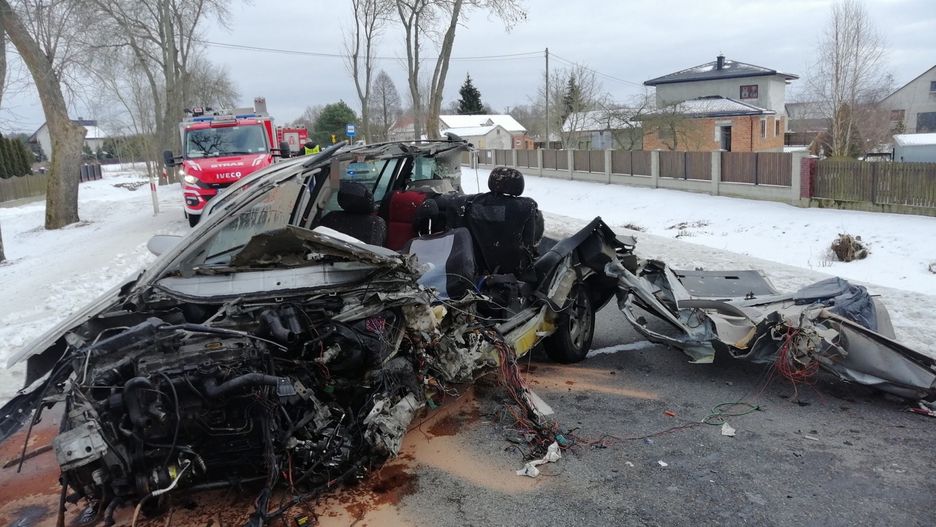 Mazowieckie. Tragiczny wypadek. Samochód w strzępach
