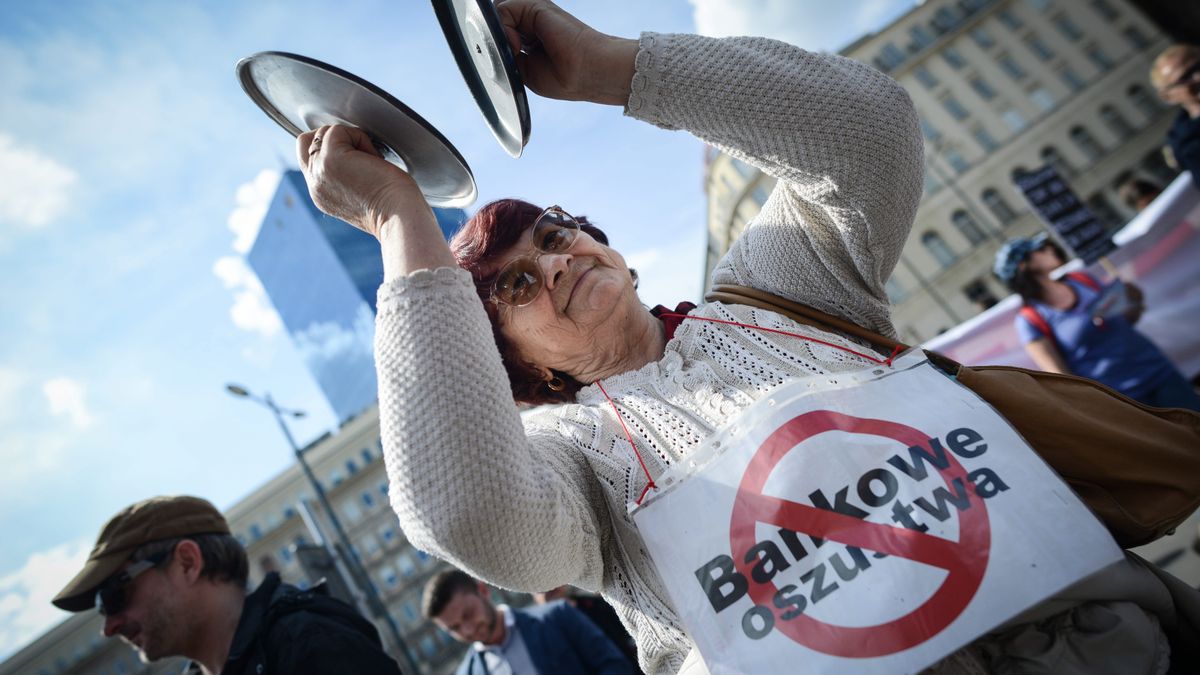 Manifestacj� Os�b Poszkodowanych Przez BankiWarszawa, 16.04.2016. Og�lnopolska Manifestacj� Os�b Poszkodowanych Przez Banki odby�a si� w Warszawie, 16 bm. Frankowicze zebrali si� przed siedzib� Narodowego Banku Polskiego, a nast�pnie przeszli, mijaj�c po drodze Ministerstwo Finans�w, pod Pa�ac Prezydencki. Tam domagali si� od prezydenta Andrzeja Dudy przekazania do Sejmu ustawy likwiduj�cej bezprawie bank�w w zakresie kredyt�w pseudowalutowych. W trakcie protestu dosz�o do przepychanek  z policj�. (jt/dw)PAP/Jacek TurczykJacek Turczykbanki, demonstracja, franki, frankowicze, kredyty, Og�lnopolska Manifestacj� Os�b Poszkodowanych Przez Banki, oszustwo bankowe, policja, protest, przepychanki, waluta, walutowe