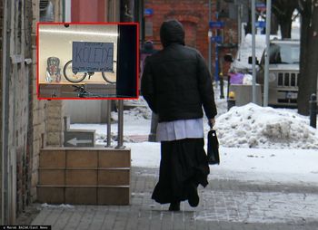 Ksiądz na kolędzie zobaczył kartkę w oknie sklepu. Zdjęcie wrzucił do sieci