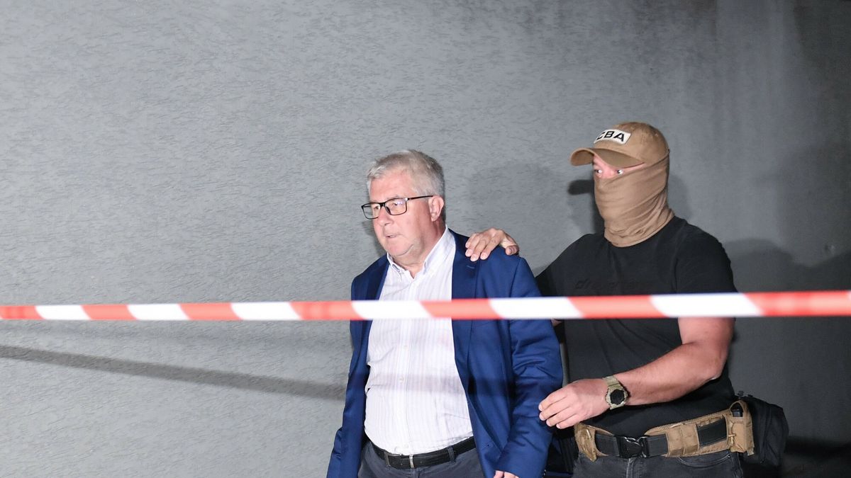 Ryszard Czarnecki i jego ?ona zatrzymani przez CBA
Fot. Lukasz Kalinowski/East New, Katowice, 11.09.2024. Doprowadzenie do wydzialu zamiejscowego Prokuratury Krajowej bylego europosla PiS Ryszarda Czarneckiego i jego zony Emilii H. Zatrzymanie przez CBA malzenstwa ma zwiazek ze sledztwem dotyczacym nieprawidlowosci w Collegium Humanum.  
N/z: Ryszard Czarnecki wyprowadzony z prokuratury
Lukasz Kalinowski