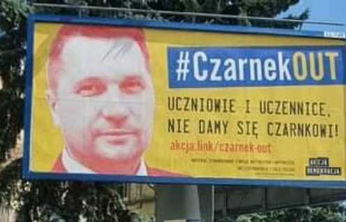 Kampania "#CzarnekOUT" pojawi się w kolejnych miastach. "Minister sam nagłośnił tę akcję"