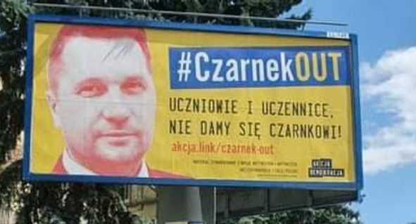 Kampania "#CzarnekOUT" pojawi się w kolejnych miastach. "Minister sam nagłośnił tę akcję"